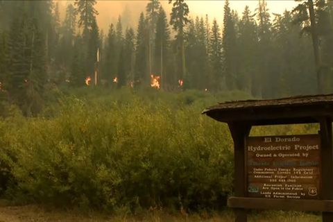 Video: USA: Feuer bedroht Urlaubsgebiet