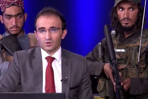 Bizarres "Interview": "Macht euch keine Sorgen!": Schwer bewaffnete Taliban-Anführer halten TV-Ansprache