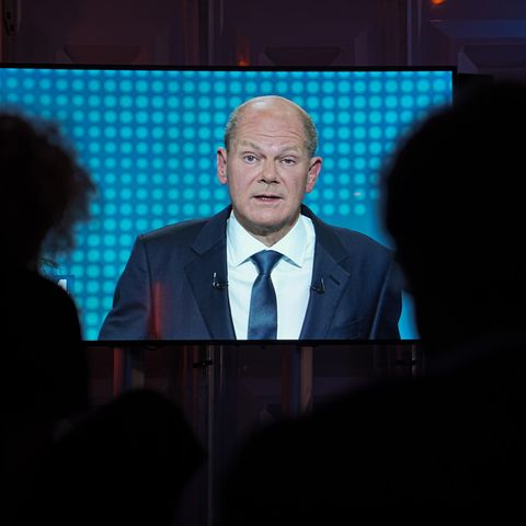 SPD-Kanzlerkandidat Olaf Scholz spricht während des ersten TV-Triells vor der Bundestagswahl 2021