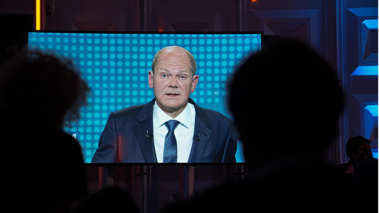 Olaf Scholz und die Sache mit der Linken SPD-Kanzlerkandidat Olaf Scholz spricht während des ersten TV-Triells vor der Bundestagswahl 2021