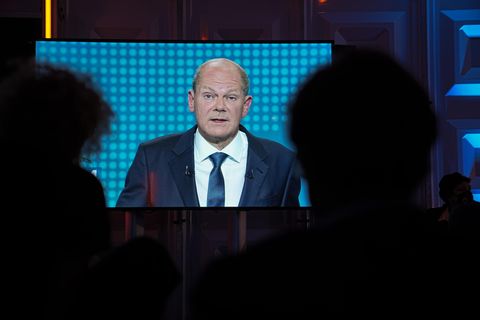 SPD-Kanzlerkandidat Olaf Scholz spricht während des ersten TV-Triells vor der Bundestagswahl 2021