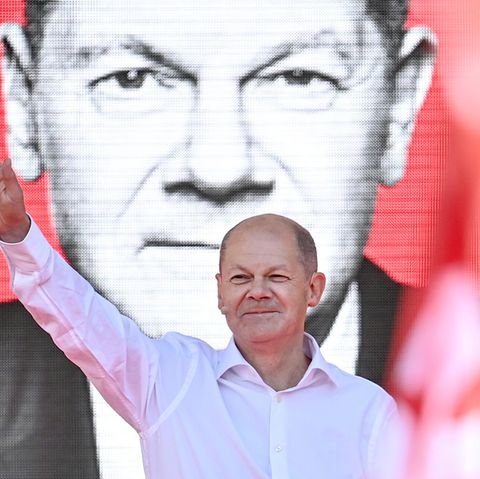 Bundesfinanzminister Olaf Scholz, Kanzlerkandidat der SPD, winkt bei einer Wahlkampfkundgebung