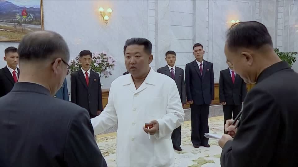 Video: Kim Jong Un lobt die Jugend