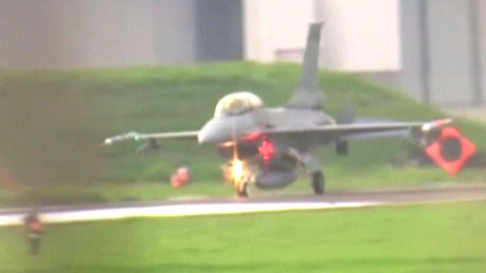 Taiwan: F-16 rollt übers Ziel hinaus und landet auf der Nase