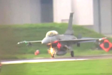 Taiwan: F-16 rollt übers Ziel hinaus und landet auf der Nase