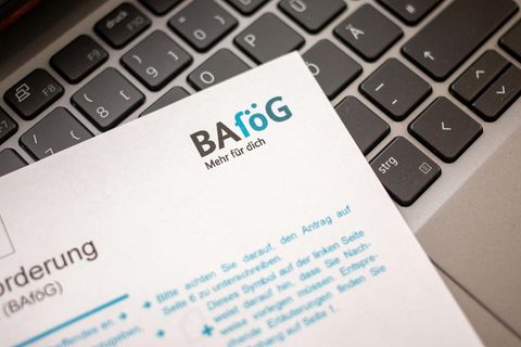 Ein Antrag auf Ausbildungsförderung (Bafög) liegt auf der Tastatur eines Laptop.