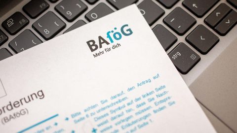 Ein Antrag auf Ausbildungsförderung (Bafög) liegt auf der Tastatur eines Laptop.