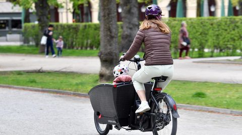 In großen Städten längst bewährt: Eine Mutter nutzt das Lastenfahrrad in München, um ihr Kind zu transportieren