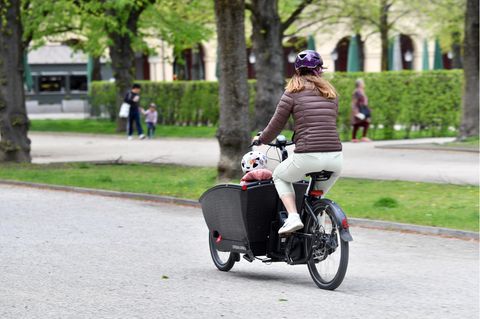 In großen Städten längst bewährt: Eine Mutter nutzt das Lastenfahrrad in München, um ihr Kind zu transportieren