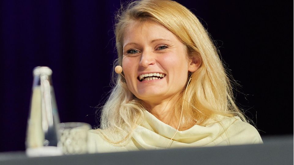Drohnenexpertin: Ulrike Franke ist Policy Fellow beim European Council on Foreign Relations (ECFR). Sie arbeitet zu Fragen der deutschen und europäischen Sicherheitspolitik, insbesondere zum Thema Drohnen und ist Teil des Teams des Podcast "Sicherheitshalber". Ulrike Franke ist Policy Fellow beim European Council on Foreign Relations (ECFR). Sie arbeitet zu Fragen der deutschen und europäischen Sicherheitspolitik, insbesondere zum Thema Drohnen und ist Teil des Teams des Podcast "Sicherheitshalber".