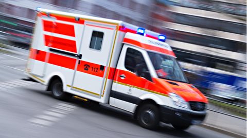 In Lübbecke (Nordrhein-Westfalen) ist ein Kleinkind nach einem Fenstersturz ins Krankenhaus gebracht worden (Symbolbild)
