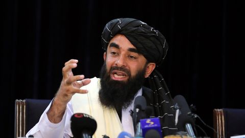Sabiullah Mudschahid, Sprecher der Taliban, spricht auf seiner ersten Pressekonferenz in Kabul