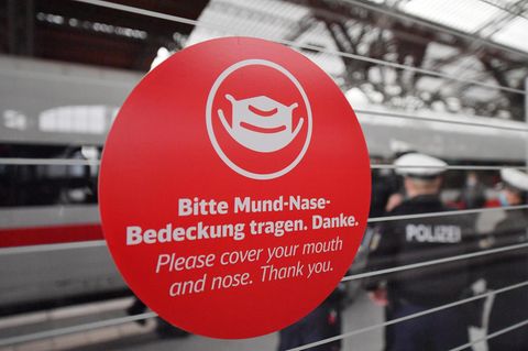 Das Tragen einer Nase-Mund-Bedeckung im Zug ist Pflicht