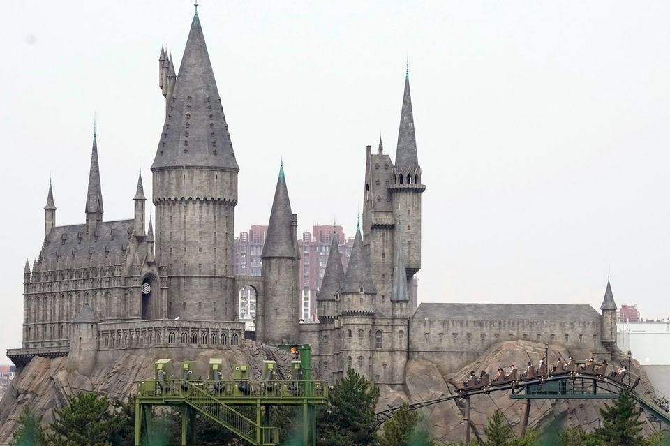 Vergnügungspark von Universal Studios Besucher fahren im Vergnügungspark von Universal Studios im Rahmen eines Probelaufs auf einer Achterbahn