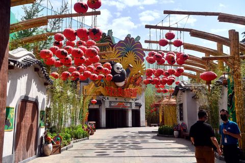 Park-Mitarbeiter stehen vor dem Eingang zum Kung Fu Panda-Gebäude in den Universal Studios in Peking