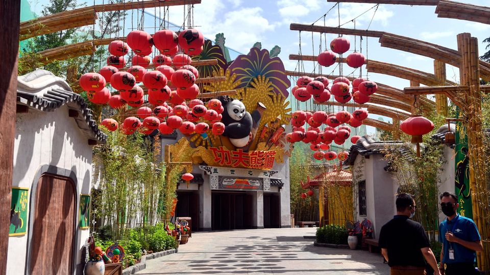 Park-Mitarbeiter stehen vor dem Eingang zum Kung Fu Panda-Gebäude in den Universal Studios in Peking