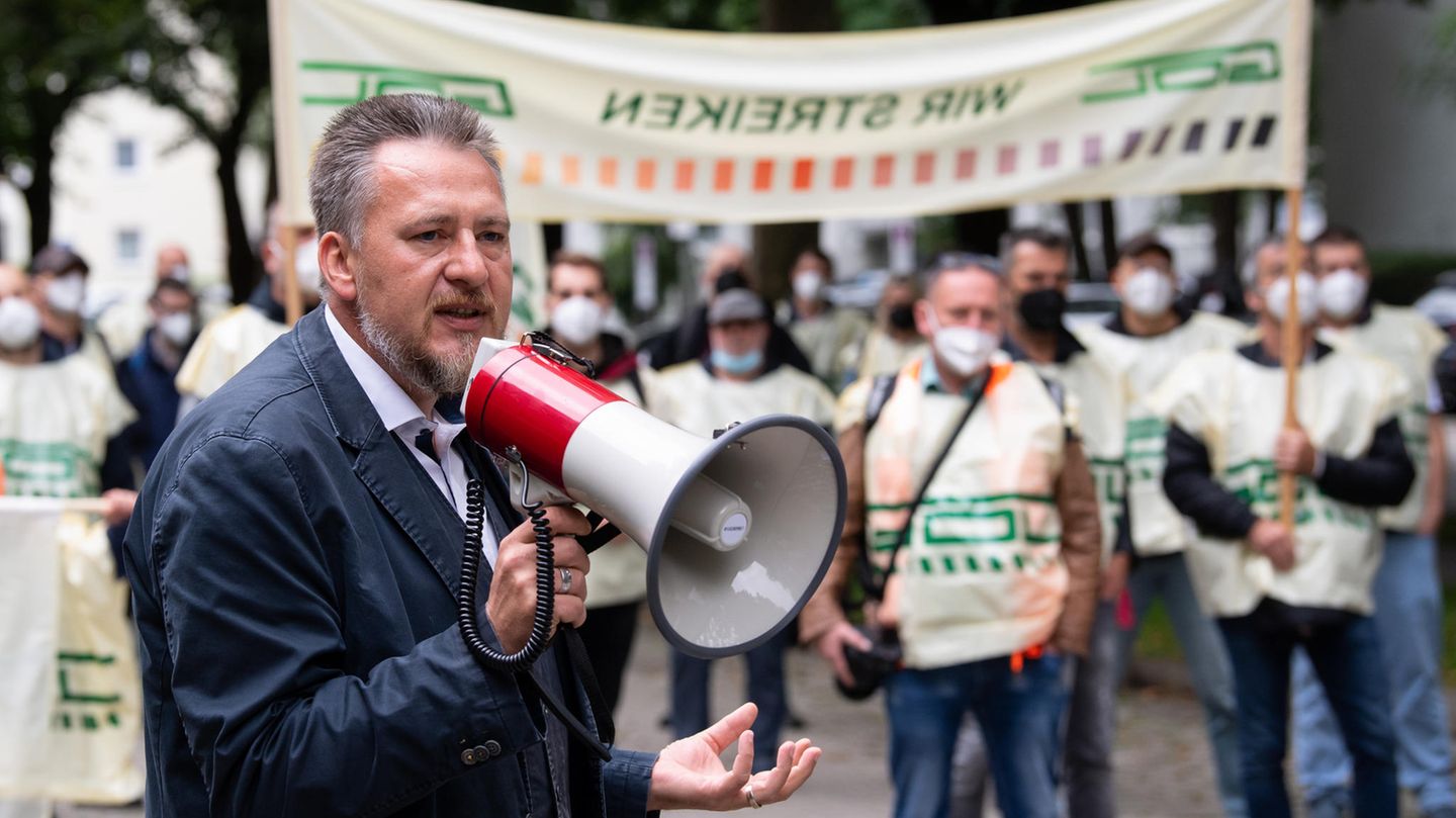 Norbert Quitter, stellvertretender Bundesvorsitzender der Gewerkschaft Deutscher Lokomotivführer (GDL), spricht auf einer Protestkundgebung teil.