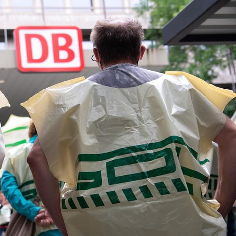 Mitglieder der Gewerkschaft Deutscher Lokomotivführer (GDL) nehmen an einer Protestkundgebung teil.