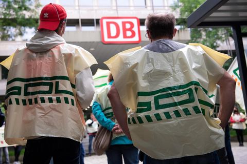 Mitglieder der Gewerkschaft Deutscher Lokomotivführer (GDL) nehmen an einer Protestkundgebung teil.