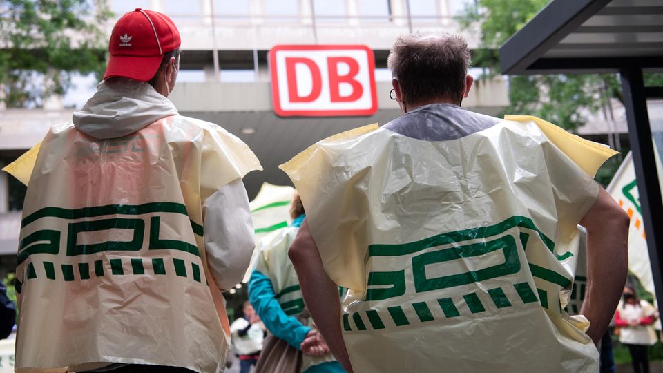 Mitglieder der Gewerkschaft Deutscher Lokomotivführer (GDL) nehmen an einer Protestkundgebung teil.