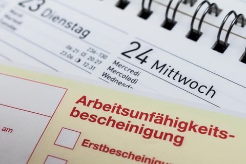 Eine Arbeitsunfähigkeitsbescheinigung zur Krankschreibung beim Arbeitgeber.