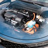 PlugIn-Hybrid (PHEV)  Alltagstauglichkeit:  Der PHEV kombiniert einen Verbrenner mit einem starken Elektromotor samt Hochleistungsakku. Solche Autos können mit 100 km/h zwischen 30 und 60 Kilometer weit vollelektrisch fahren. Der Akku des PHEV wird an der Steckdose aufgeladen. Ist der Akku unterwegs leer, wird er hybridtypisch durch den Benzinmotor teilgeladen.  Wartung und laufende Kosten:   Die Kombination aus E-Antrieb und Einspritzer ist komplex und zieht in der Regel entsprechend etwas höhere Wartungskosten vor allem durch kürzere Intervalle nach sich. Die Höhe der zusätzlichen Kosten ist indes abhängig vom Modell und der Laufleistung.  Preis und Förderung:  Da der PlugIn-Hybrid an der Steckdose aufgeladen wird, gilt er als E-Auto und wird als einziger Hybrid durch staatliche Fördergelder unterstützt und erhält ein „E“-Kennzeichen. Durch die Förderung von 4000 Euro, sind die PlugIn-Modelle nicht teurer als ein Benziner oder Diesel.  Geeignet für:  Der PlugIn-Hybrid ist das Beste aus zwei Welten. Wer vorrangig in Stadt und Umland unterwegs fährt vollelektrisch und genießt auf der Strecke die Reichweitenvorteile des Verbrenners.