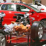 Voll-Hybrid (HEV)  Alltagstauglichkeit: Der Vollhybrid funktioniert wie sein kleiner Mildhybrid-Bruder, hat jedoch einen stärkeren E-Motor und Akku. Damit können Vollhybride bis etwa 50 Km/h vollelektrisch fahren und beim Beschleunigen dem Verbrenner wirkungsvoll unterstützen.  Wartung und laufende Kosten:  Die Kombination aus E-Antrieb und Einspritzer ist komplex und zieht in der Regel entsprechend etwas höhere Wartungskosten vor allem durch kürzere Intervalle nach sich. Die Höhe der zusätzlichen Kosten ist indes abhängig vom Modell und der Laufleistung.  Preis und Förderung:  Kein Stecker, kein Fördergeld: Gleichwohl Vollhybride auch länger elektrisch fahren können, werden sie vom Benzinmotor aufgeladen und nicht über die Steckdose.  Umweltaspekt:  Vollhybride sparen wirkungsvoller Sprit als Mild-Hybride, vor allem im Stadtverkehr.   Geeignet für:  Auch wenn sie wirksamer Sprit sparen, ist der Vollhybrid am Ende des Tages ein Verbrenner, wenn auch ein sparsamer.