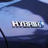 Das Logo des Mild-Hybridantriebs am Auto