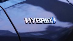 Das Logo des Mild-Hybridantriebs am Auto