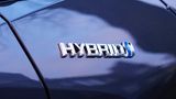 Das Logo des Mild-Hybridantriebs am Auto