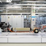 Wasserstoff  Alltagstauglichkeit:  Bei lediglich100 Wasserstoff-Tankstellen bundesweit kann von einer Alltagstauglichkeit nur dann gesprochen werden, wenn man neben einer wohnt. Wenige Hersteller setzen überhaupt auf diese Technik. Bei einem dichteren Netz von Wasserstoff-Zapfsäulen wäre die Antriebsart indes die perfekte Lösung für  eine emissionslose Mobilität. Brennstoffzellen-Fahrzeuge sind im Grunde E-Autos, die sich wie herkömmliche Autos betanken lassen. Kein langes Aufladen des schweren Akkus, sondern ein Tankstopp von wenigen Minuten. Bereits heute erreichen Wasserstoffautos Reichweiten von 700 Kilometern. Zudem ist die Technik viel weniger kälteempfindlich als die Akkutechnik. Erst ab Minus 30 Grad Celsius wird es für die Brennstoffzelle kritisch.  Wartung und laufende Kosten:  Auf einen so niedrigen Kilometerpreis wie ein E-Auto wird das Wasserstoffauto nicht kommen. Aus rund acht Kilo Wasserstoff kann die Brennstoffzelle Strom für 1000 Kilometer Strecke erzeugen. Heute kostet ein Kilo Wasserstoff 9, 50 Euro, eine Tankfüllung kostet also etwa 76 Euro und ist damit ungefähr auf dem Niveau eines Diesels.   Preis und Förderung:  Umweltaspekt: Die "Schuhgröße" des CO2-Fußabdruck von Wasserstoff wird kontrovers diskutiert. Wasserstoff kommt in der Natur kaum ungebunden vor, er muss industriell hergestellt werden. Die dafür notwendige Elektrolyse benötigt viel Energie, die heute noch vorwiegend aus fossilen Brennstoffen gewonnen wird.  Käme diese aus erneuerbaren Quellen, wäre Wasserstoff der klimaneutralste Treibstoff überhaupt. Ob das in großem Stil tatsächlich gelingen kann, ist noch fraglich. Zudem müsste der Wasserstoff noch per LKW zu den Tankstellen gefahren werden. Die Diesel-Sattelschlepper würden den CO2-Fußabdruck enorm belasten.  Geeignet für:  Stand heute: Menschen mit viel Geld und ebenso großer Freude daran, Vorreiter einer neuen Technik zu sein.