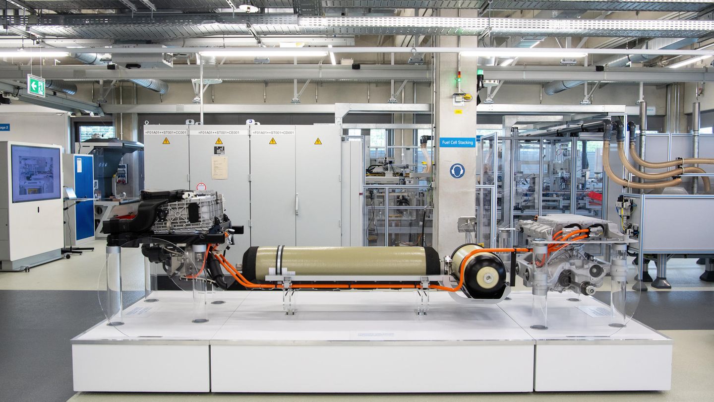 E-Auto, Hybrid, Gas oder Benziner: Wasserstoff Alltagstauglichkeit: Bei lediglich100 Wasserstoff-Tankstellen bundesweit kann von einer Alltagstauglichkeit nur dann gesprochen werden, wenn man neben einer wohnt. Wenige Hersteller setzen überhaupt auf diese Technik. Bei einem dichteren Netz von Wasserstoff-Zapfsäulen wäre die Antriebsart indes die perfekte Lösung für eine emissionslose Mobilität. Brennstoffzellen-Fahrzeuge sind im Grunde E-Autos, die sich wie herkömmliche Autos betanken lassen. Kein langes Aufladen des schweren Akkus, sondern ein Tankstopp von wenigen Minuten. Bereits heute erreichen Wasserstoffautos Reichweiten von 700 Kilometern. Zudem ist die Technik viel weniger kälteempfindlich als die Akkutechnik. Erst ab Minus 30 Grad Celsius wird es für die Brennstoffzelle kritisch. Wartung und laufende Kosten: Auf einen so niedrigen Kilometerpreis wie ein E-Auto wird das Wasserstoffauto nicht kommen. Aus rund acht Kilo Wasserstoff kann die Brennstoffzelle Strom für 1000 Kilometer Strecke erzeugen. Heute kostet ein Kilo Wasserstoff 9, 50 Euro, eine Tankfüllung kostet also etwa 76 Euro und ist damit ungefähr auf dem Niveau eines Diesels. Preis und Förderung: Umweltaspekt: Die "Schuhgröße" des CO2-Fußabdruck von Wasserstoff wird kontrovers diskutiert. Wasserstoff kommt in der Natur kaum ungebunden vor, er muss industriell hergestellt werden. Die dafür notwendige Elektrolyse benötigt viel Energie, die heute noch vorwiegend aus fossilen Brennstoffen gewonnen wird. Käme diese aus erneuerbaren Quellen, wäre Wasserstoff der klimaneutralste Treibstoff überhaupt. Ob das in großem Stil tatsächlich gelingen kann, ist noch fraglich. Zudem müsste der Wasserstoff noch per LKW zu den Tankstellen gefahren werden. Die Diesel-Sattelschlepper würden den CO2-Fußabdruck enorm belasten. Geeignet für: Stand heute: Menschen mit viel Geld und ebenso großer Freude daran, Vorreiter einer neuen Technik zu sein. Wasserstoff Alltagstauglichkeit: Bei lediglich100 Wasserstoff-Tankstellen bundesweit kann von einer Alltagstauglichkeit nur dann gesprochen werden, wenn man neben einer wohnt. Wenige Hersteller setzen überhaupt auf diese Technik. Bei einem dichteren Netz von Wasserstoff-Zapfsäulen wäre die Antriebsart indes die perfekte Lösung für eine emissionslose Mobilität. Brennstoffzellen-Fahrzeuge sind im Grunde E-Autos, die sich wie herkömmliche Autos betanken lassen. Kein langes Aufladen des schweren Akkus, sondern ein Tankstopp von wenigen Minuten. Bereits heute erreichen Wasserstoffautos Reichweiten von 700 Kilometern. Zudem ist die Technik viel weniger kälteempfindlich als die Akkutechnik. Erst ab Minus 30 Grad Celsius wird es für die Brennstoffzelle kritisch. Wartung und laufende Kosten: Auf einen so niedrigen Kilometerpreis wie ein E-Auto wird das Wasserstoffauto nicht kommen. Aus rund acht Kilo Wasserstoff kann die Brennstoffzelle Strom für 1000 Kilometer Strecke erzeugen. Heute kostet ein Kilo Wasserstoff 9, 50 Euro, eine Tankfüllung kostet also etwa 76 Euro und ist damit ungefähr auf dem Niveau eines Diesels. Preis und Förderung: Umweltaspekt: Die "Schuhgröße" des CO2-Fußabdruck von Wasserstoff wird kontrovers diskutiert. Wasserstoff kommt in der Natur kaum ungebunden vor, er muss industriell hergestellt werden. Die dafür notwendige Elektrolyse benötigt viel Energie, die heute noch vorwiegend aus fossilen Brennstoffen gewonnen wird. Käme diese aus erneuerbaren Quellen, wäre Wasserstoff der klimaneutralste Treibstoff überhaupt. Ob das in großem Stil tatsächlich gelingen kann, ist noch fraglich. Zudem müsste der Wasserstoff noch per LKW zu den Tankstellen gefahren werden. Die Diesel-Sattelschlepper würden den CO2-Fußabdruck enorm belasten. Geeignet für: Stand heute: Menschen mit viel Geld und ebenso großer Freude daran, Vorreiter einer neuen Technik zu sein.