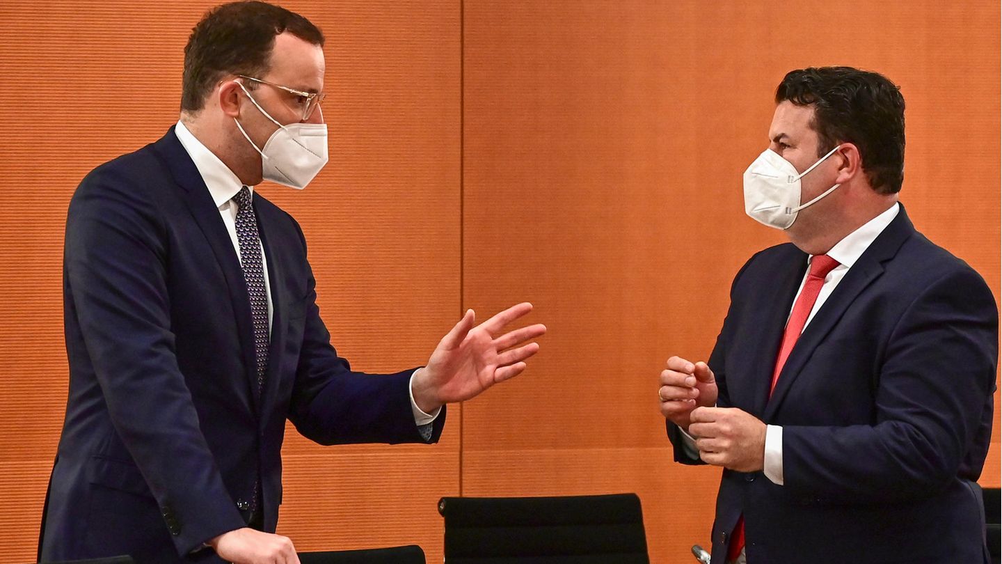 Gesundheitsminister Spahn (l.) und Arbeitsminister Heil sind unterschiedlicher Meinung zur Impfabfrage am Arbeitsplatz