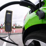 Ein E-Auto an einer Ladestation