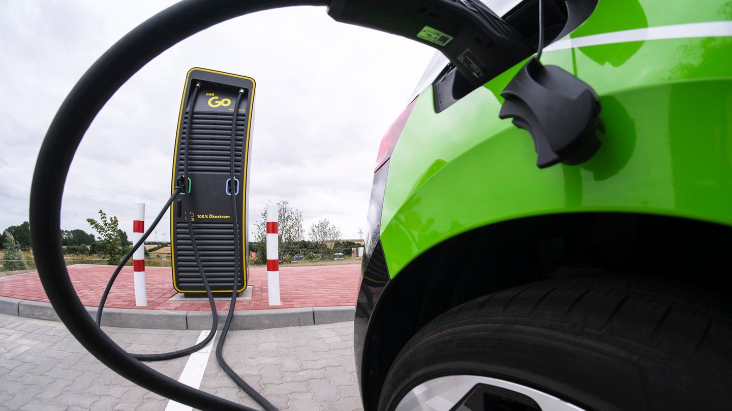 Ein E-Auto an einer Ladestation