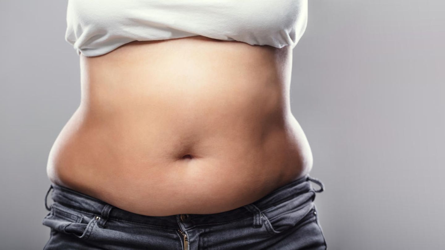 Dicker Bauch und Übergewicht: Ungesättigte Fettsäuren helfen beim Abnehmen.