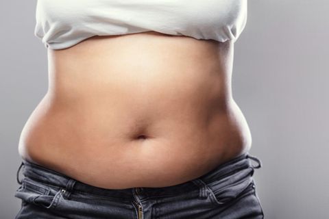 Falsche Ernährung: Bauchfett einer Frau