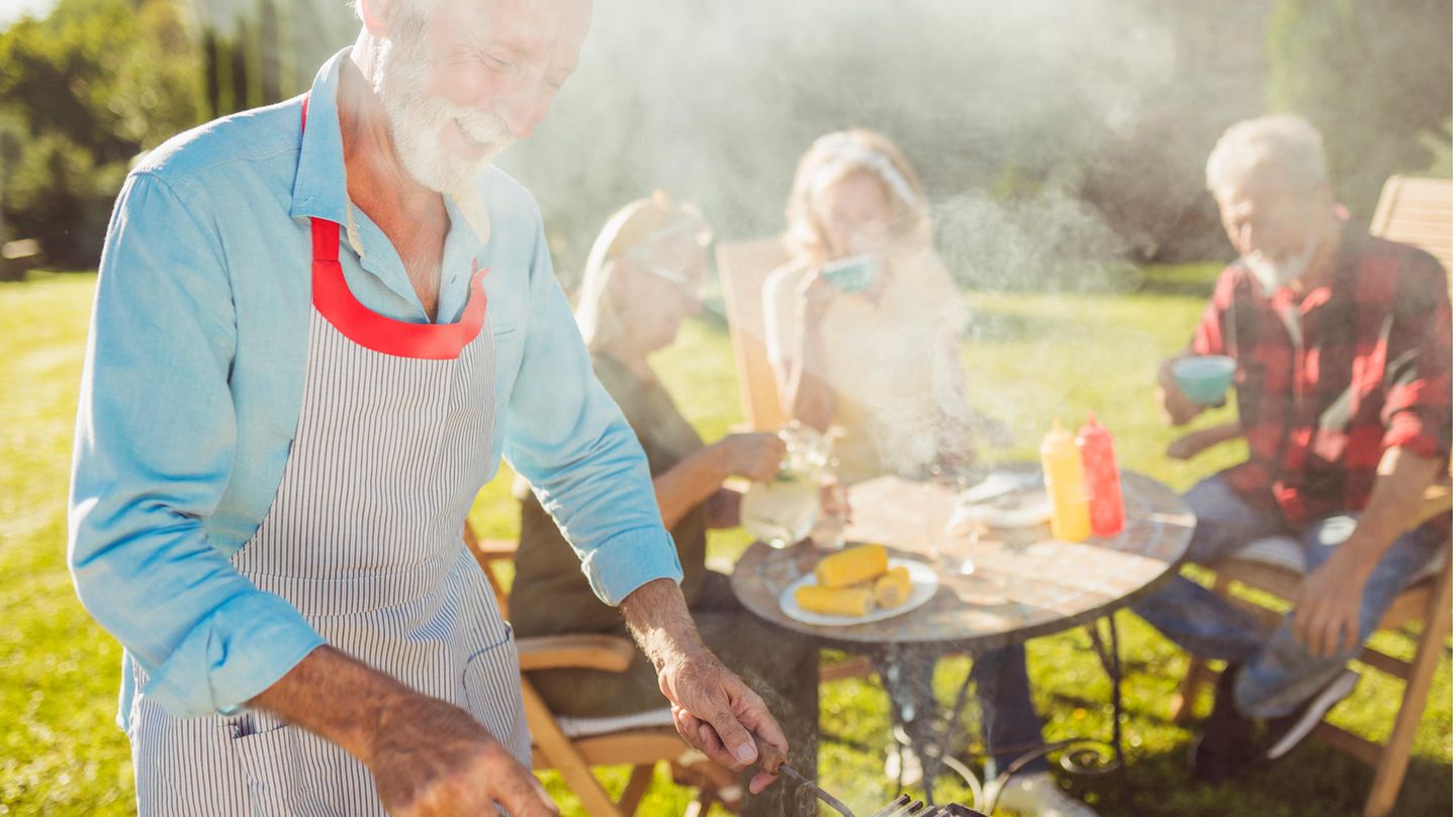 Eine Gruppe von Freunden beim Grillen