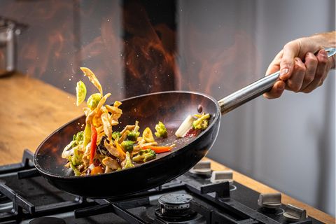 Eine beschichtete Pfanne zum Anbraten von Gemüse