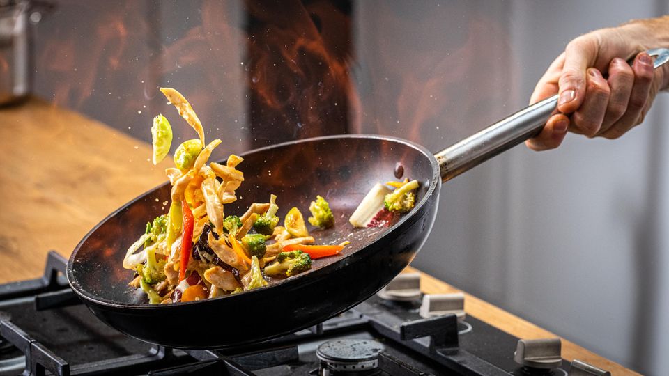 Eine beschichtete Pfanne zum Anbraten von Gemüse