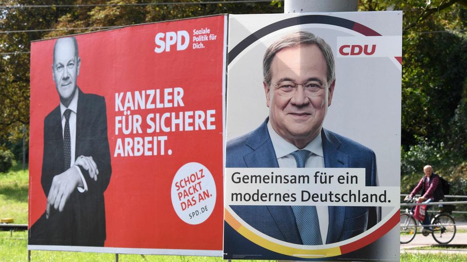 Wahlplakate von SPD-Kanzlerkandidat Olaf Scholz (r.) und CDU-Kanzlerkandidat Armin Laschet