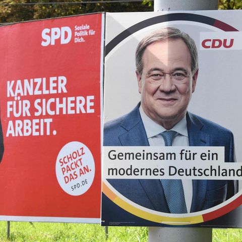 Wahlplakate von SPD-Kanzlerkandidat Olaf Scholz (r.) und CDU-Kanzlerkandidat Armin Laschet