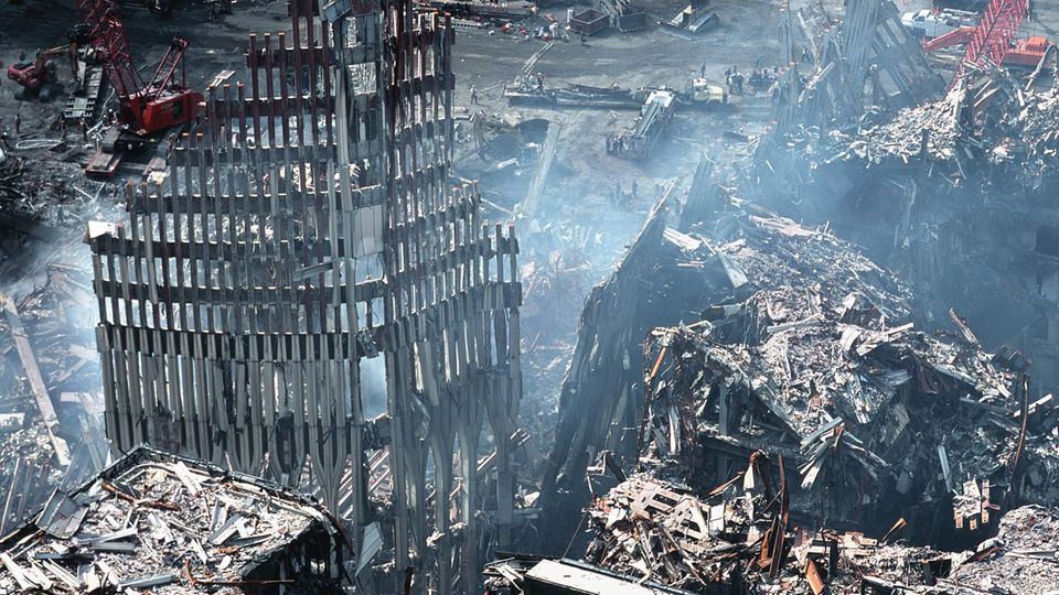 Notrufe 11. September Die Aufräumarbeiten dauern bis zum 30. Mai 2002. Die 1,8 Millionen Tonnen Trümmer wurden in 3,1 Millionen Arbeitsstunden beseitigt – gekostet hat dies 750 Millionen Dollar