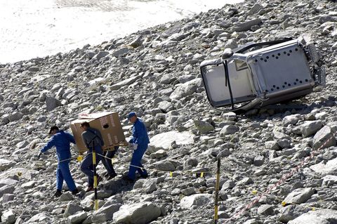 Nach dem Seilbahnunglück in Sölden sichern Ermittler Spuren neben der abgestürzten Gondel