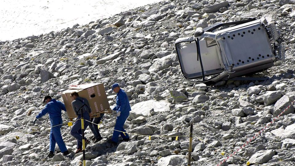 Nach dem Seilbahnunglück in Sölden sichern Ermittler Spuren neben der abgestürzten Gondel