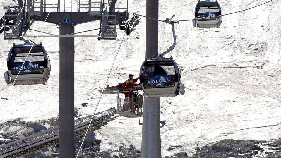 Seilbahnunglück in Sölden Retter bergen Verletzt aus einer Gondel in Sölden