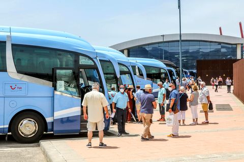 Busse warten auf Pauschalreisende