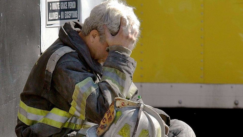 Notrufe 11. September Ein erschöpfter Feuerwehrmann in den Ruinen