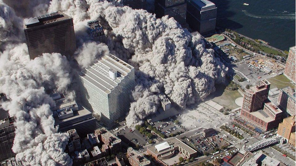 Notrufe 11. September Von den zusammenstürzenden Türmen breitet sich eine Rauchwolke über die Südspitze Manhattans aus