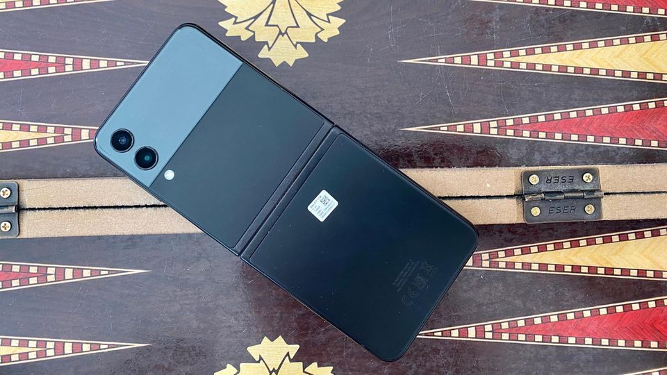 If you don't pay attention to the fold, the back will look like any other smartphone. Good to see here: the double camera